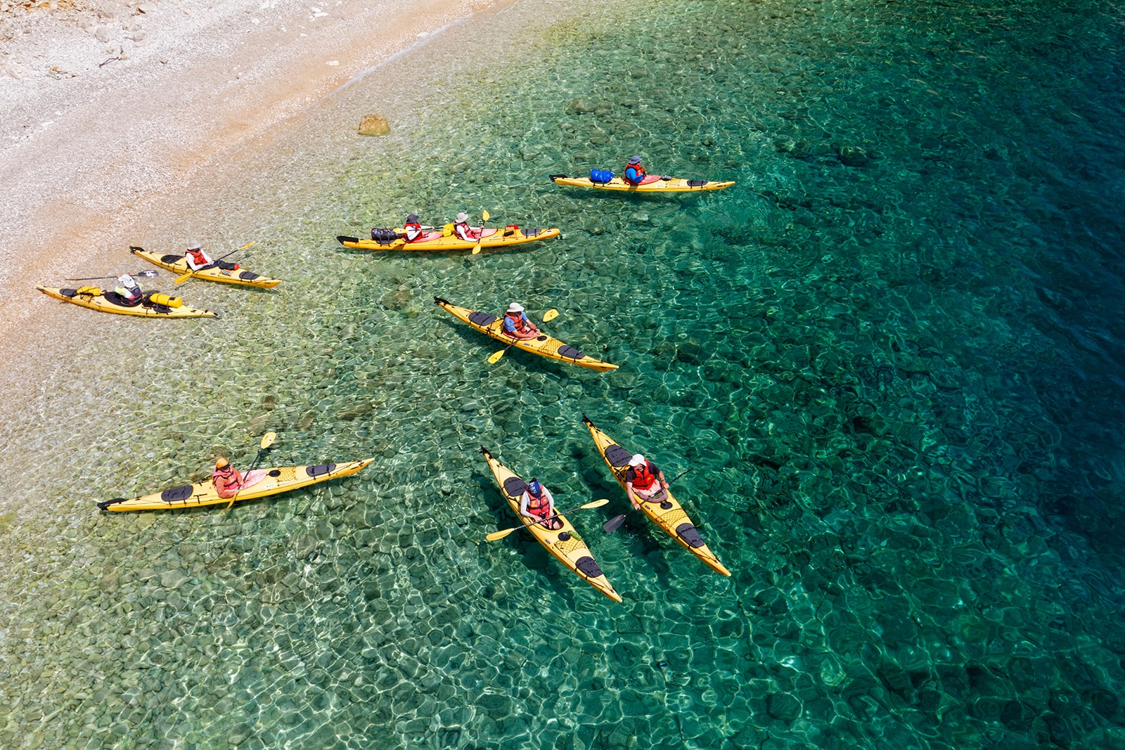 Kayak fahren entlang der Küste von Krk