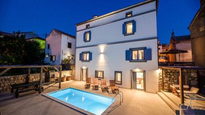 Villa Castel Muschio mit Meerblick, Wellnessbereich und Pool auf Krk