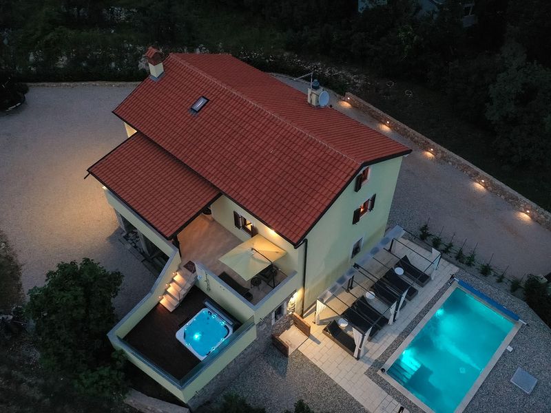 Holiday Home Toš with Pool and Jacuzzi