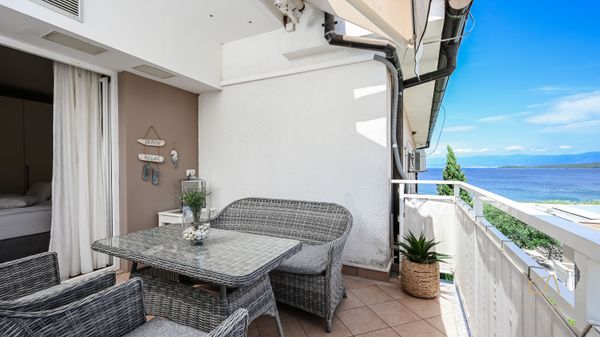 Moderan apartman Balu 16 u vili uz plažu na Krku