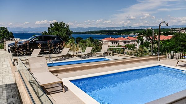 Luxuriöses Apartment Stone Flower mit privatem Pool