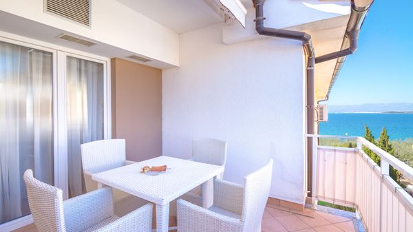 Moderan apartman Balu 16 u vili uz plažu na Krku