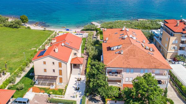 Moderan apartman Balu 16 u vili uz plažu na Krku