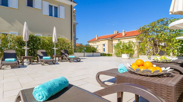 Beachfront apartment Mande 4 in villa with a pool on Krk