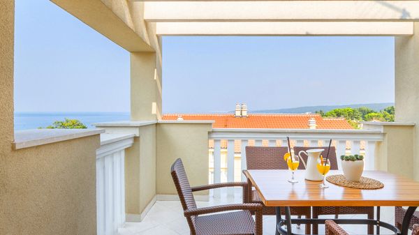 Elegant apartment Mande 5 with a sea view in villa on Krk