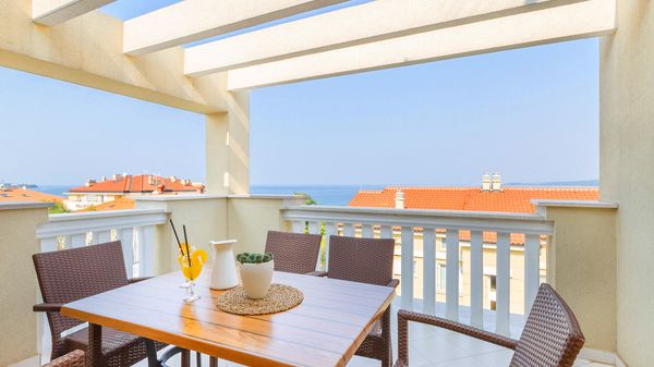 Elegant apartment Mande 5 with a sea view in villa on Krk