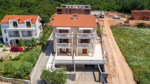 Moderan apartman Rina 1 u vili u mirnom okruženju na Krku