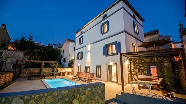 Villa Castel Muschio mit Meerblick, Wellnessbereich und Pool auf Krk