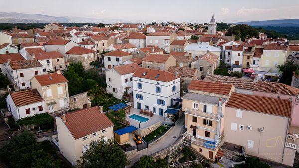 Villa Castel Muschio mit Meerblick, Wellnessbereich und Pool auf Krk