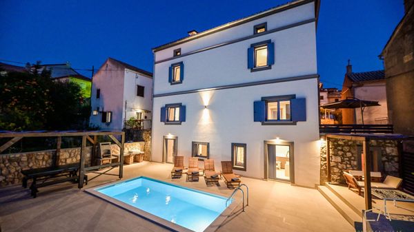 Villa Castel Muschio mit Meerblick, Wellnessbereich und Pool auf Krk