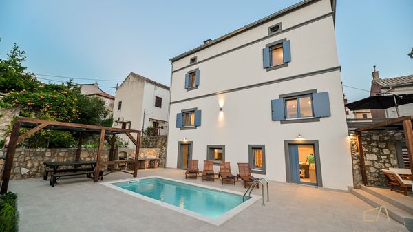 Villa Castel Muschio mit Meerblick, Wellnessbereich und Pool auf Krk