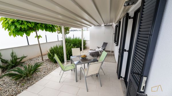 Prekrasan apartman Dana s terasom uz plažu na Krku