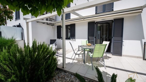 Prekrasan apartman Dana s terasom uz plažu na Krku