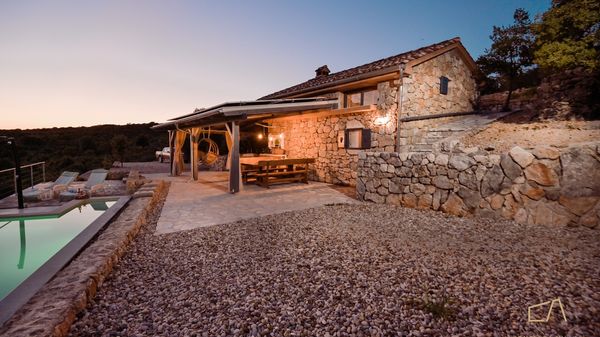 Steinvilla Heritage House Jure mit Pool und Meerblick auf Krk