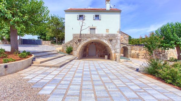 Steinvilla Jerini House mit Außenpool auf Krk