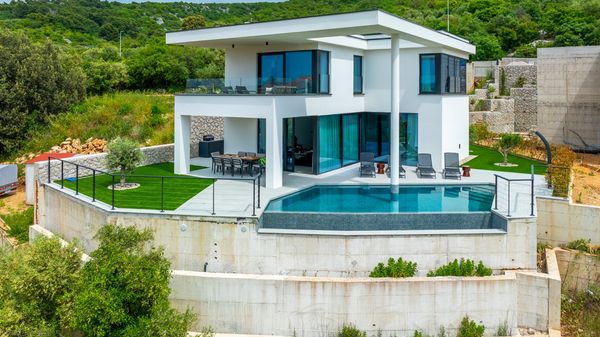 Luxury Villa 45° – Modern Escape in Perfect Balance  