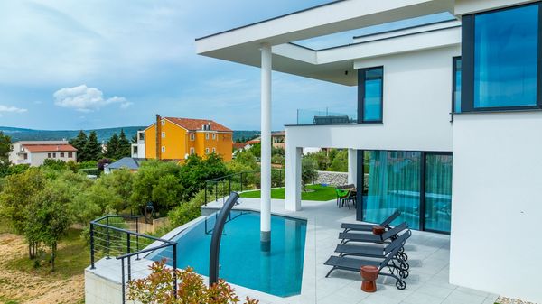 Luxury Villa 45° – Modern Escape in Perfect Balance  