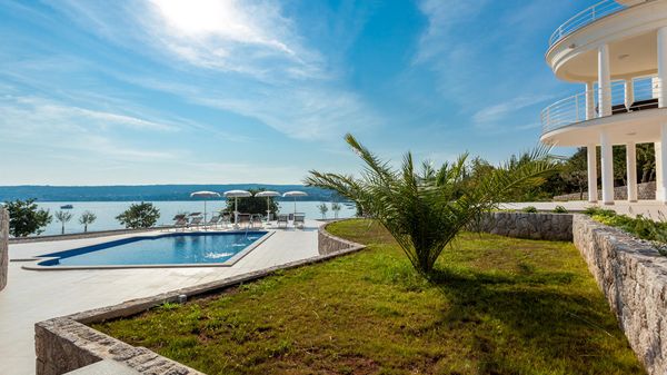 Beachfront luxury apartment Tunera 1 in a villa on Krk