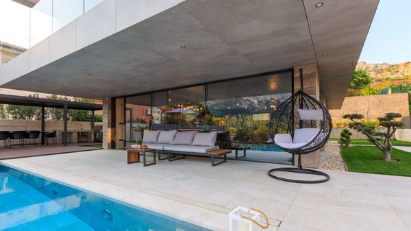 Stylish Villa Besca with heated infinity pool