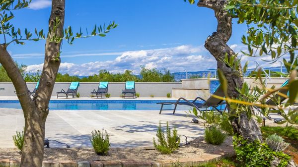 Quiet Villa Jele with a pool and an authentic 'tavern' on Krk