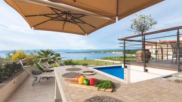 Villa Marconica am Strand mit Meerblick und Pool auf Krk