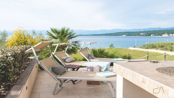 Villa Marconica am Strand mit Meerblick und Pool auf Krk