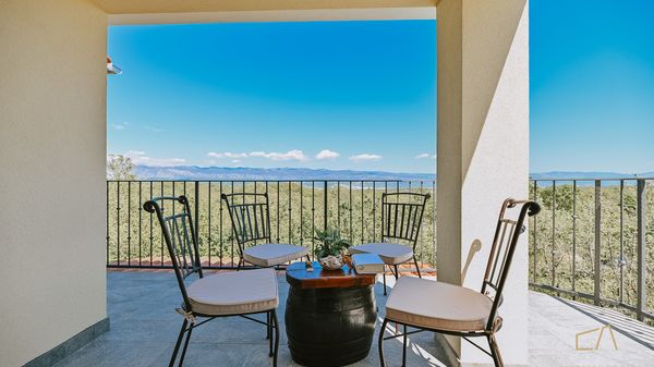 Moderne Villa Meline mit Außenpool und Grill im Freien auf Krk