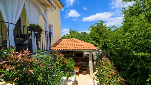 Moderne Villa Meline mit Außenpool und Grill im Freien auf Krk