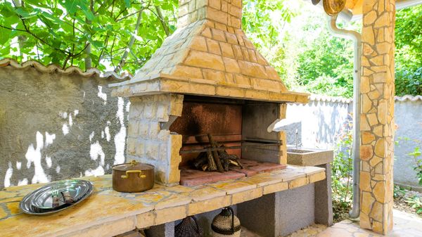 Moderne Villa Meline mit Außenpool und Grill im Freien auf Krk