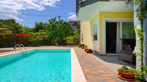 Moderne Villa Meline mit Außenpool und Grill im Freien auf Krk