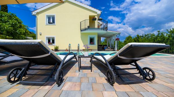 Moderne Villa Meline mit Außenpool und Grill im Freien auf Krk