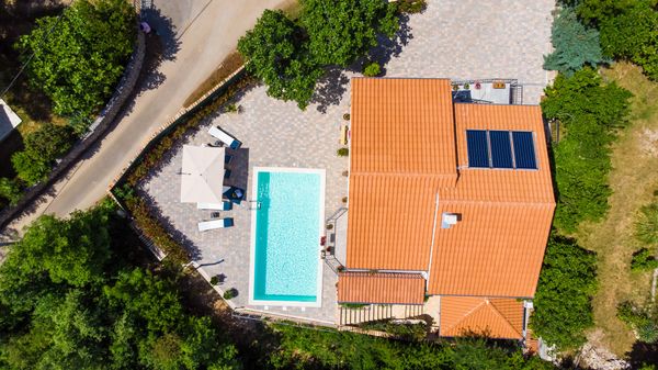 Moderne Villa Meline mit Außenpool und Grill im Freien auf Krk