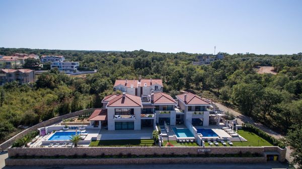 Villa Prova 1 am Strand mit Innen- und Außenpool auf Krk