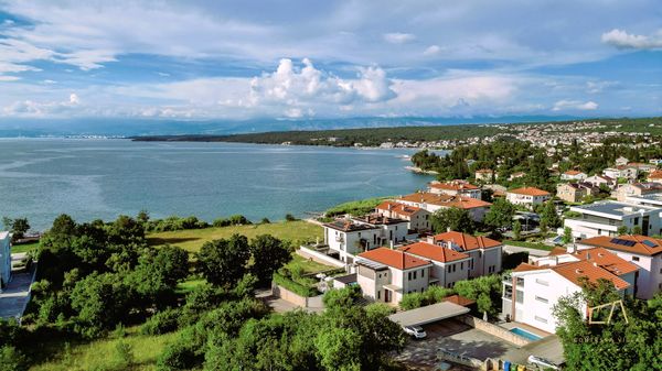 Villa Prova 1 am Strand mit Innen- und Außenpool auf Krk