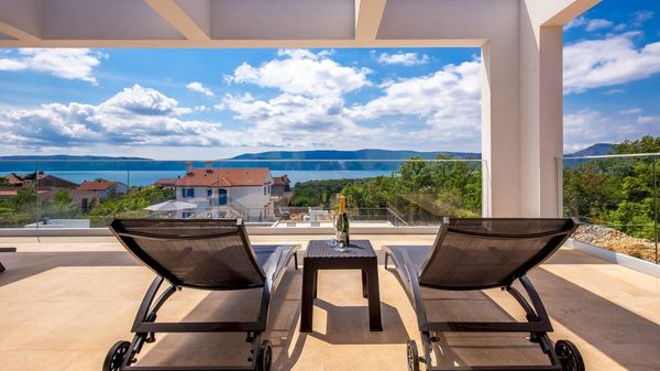 Stylish Villa Quadra with a sea view and a pool on Krk