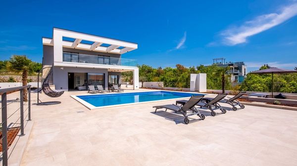 Stylish Villa Quadra with a sea view and a pool on Krk