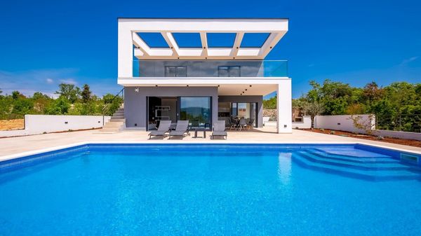 Stylish Villa Quadra with a sea view and a pool on Krk