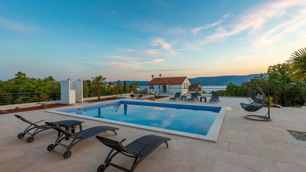 Stylish Villa Quadra with a sea view and a pool on Krk