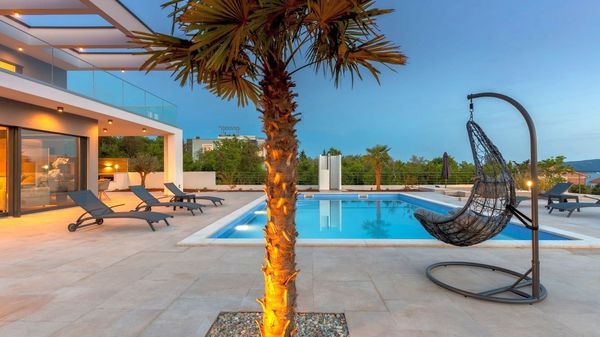 Stylish Villa Quadra with a sea view and a pool on Krk