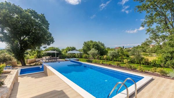 Steinhaus Villa Roko mit Meerblick und Außenpool auf Krk