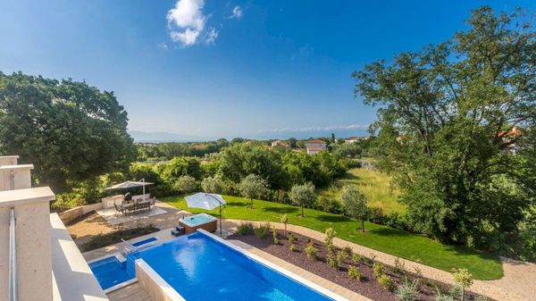 Steinhaus Villa Roko mit Meerblick und Außenpool auf Krk