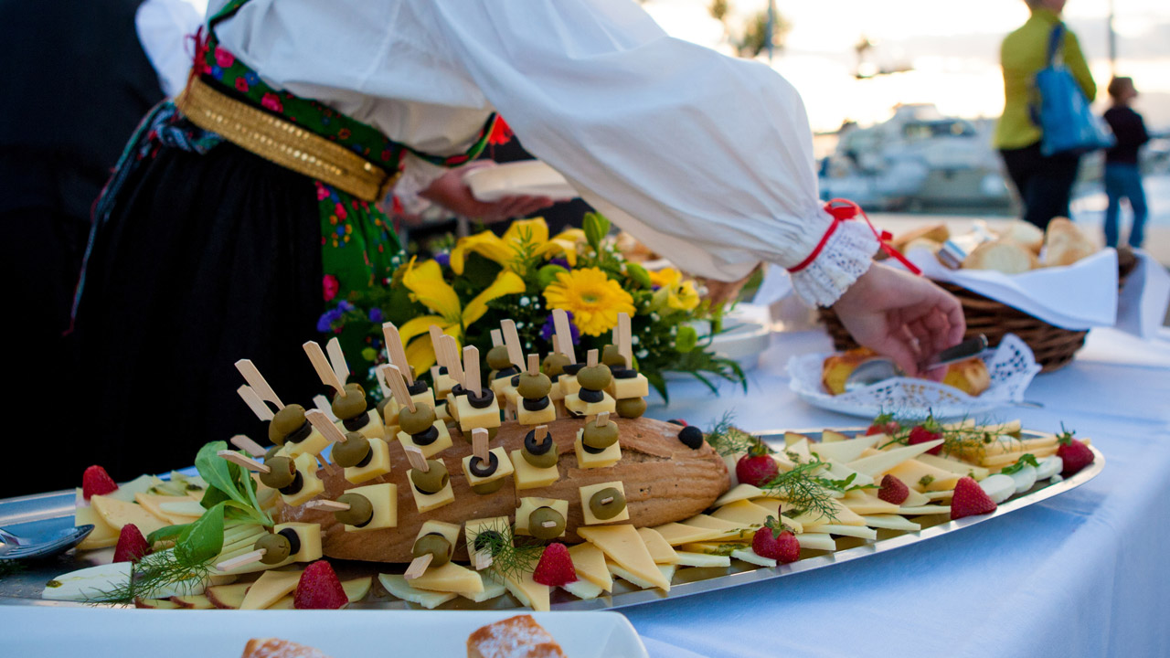 Käseteller während eines Essensfestivals in Malinska