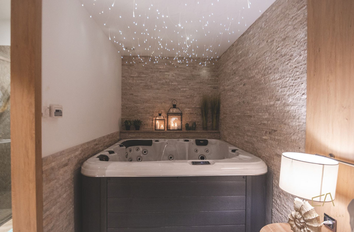 Indoor jacuzzi with ambient lighting in Villa Marconica